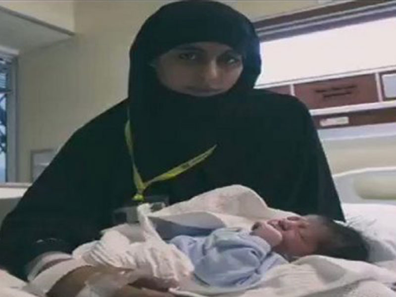 بالفيديو... شهرة كبيرة لأول مولود في موسم الحج الحالي